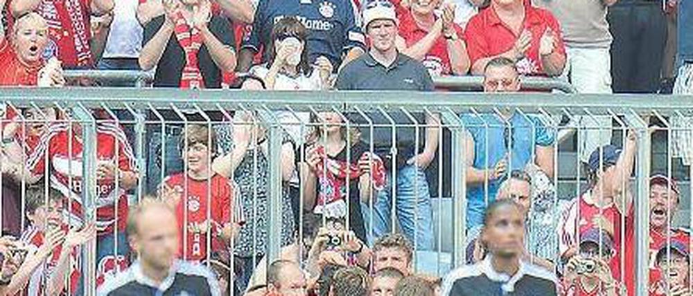 Mia san viele. Die Bayern bejubeln eines ihrer fünf Tore gegen den HSV. Es durfte fast jeder einmal: Van Buyten, Ribéry, Robben, Gomez und Olic trafen. Foto: dapd