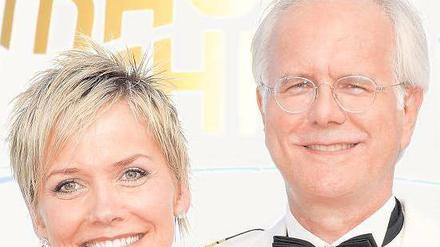 So viel Seefahrt muss sein. Late-Night-Talker Harald Schmidt fährt weiter mit Inka Bause auf dem ZDF-Traumschiff. Foto: dpa