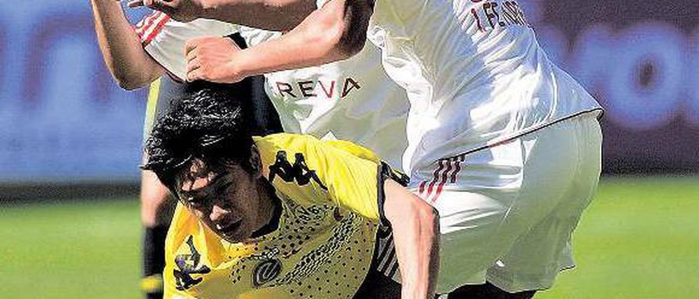 Schwerer Stand. Die Dortmunder Angreifer um Shinji Kagawa konnten sich gegen Nürnberg zu selten durchsetzen. Foto: dpa