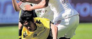 Schwerer Stand. Die Dortmunder Angreifer um Shinji Kagawa konnten sich gegen Nürnberg zu selten durchsetzen. Foto: dpa