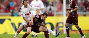 Martin Lanig (h.) versucht an den Ball zu kommen, doch Torschütze Ivo Ilicevic (v.) stemmt sich dagegen.