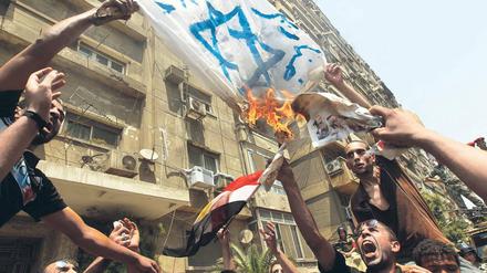Volkszorn. Ägyptische Demonstranten verbrennen vor der israelischen Botschaft in Kairo die Flagge des Nachbarlandes. Foto: AFP