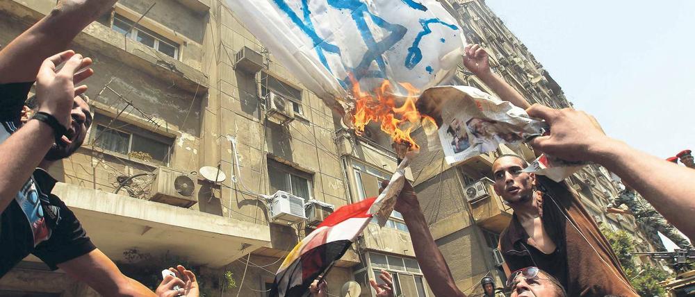 Volkszorn. Ägyptische Demonstranten verbrennen vor der israelischen Botschaft in Kairo die Flagge des Nachbarlandes. Foto: AFP