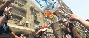 Volkszorn. Ägyptische Demonstranten verbrennen vor der israelischen Botschaft in Kairo die Flagge des Nachbarlandes. Foto: AFP