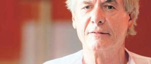 „Komischer Vogel aus Krefeld“. So nannte ihn Max Ernst, dessen Sekretär Hans Neuenfels in Paris war. Neuenfels, geboren 1941, ist seit über 45 Jahren mit der Schauspielerin Elisabeth Trissenaar verheiratet. Zuletzt inszenierte er u. a. Wagners „Lohengrin“ in Bayreuth. Foto: dapd