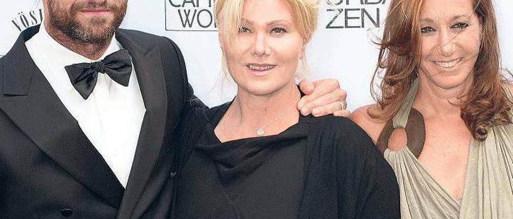 Dreiklang. Hugh Jackman, seine Ehefrau und Donna Karan (re.). Foto: dpa