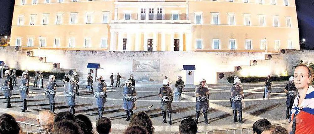 Das Parlament schützt sich vor dem Volk. Das Sparprogramm der Regierung hatte zu Demonstrationen und militanten Protesten geführt. Jetzt droht eine Eskalation. Foto: dpa