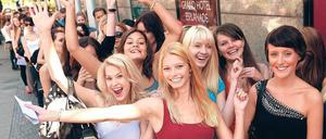 Die Haare schön. Hunderte junge Frauen sind am Montag zum Casting für die Pro-7-Show „Germany’s Next Topmodel“ zum Berliner Hotel Esplanade gekommen. Auf Heidi Klum warteten sie jedoch vergeblich. Foto: dpa