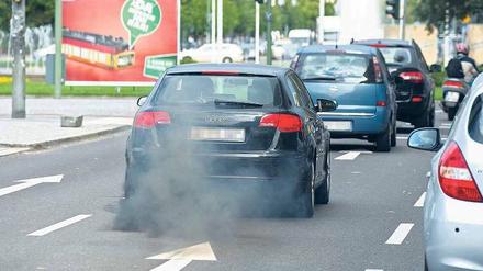 Solche Abgasschwaden – wie hier bei einem Auto auf der Bismarckstraße kurz vor dem Ernst-Reuter-Platz – sind auch in der Umweltzone möglich, aus der "Stinker" eigentlich verbannt sein sollen. Die Polizei, die nach Angaben eines Zeugen diesen Qualmer aus zwei Streifenwagen sehen konnte, habe in diesem Fall nicht eingegriffen.