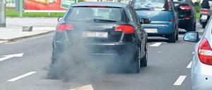 Solche Abgasschwaden – wie hier bei einem Auto auf der Bismarckstraße kurz vor dem Ernst-Reuter-Platz – sind auch in der Umweltzone möglich, aus der "Stinker" eigentlich verbannt sein sollen. Die Polizei, die nach Angaben eines Zeugen diesen Qualmer aus zwei Streifenwagen sehen konnte, habe in diesem Fall nicht eingegriffen.