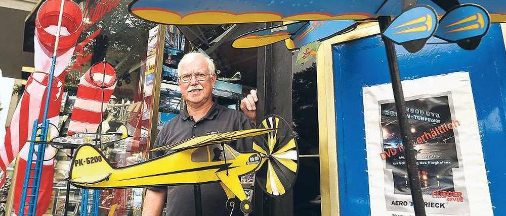 Seine Startbahn wurde nicht stillgelegt. Aber früher war hier mehr los, sagt Wolfgang Witzke, der am Platz der Luftbrücke seinen Fliegerladen hat. Da kamen die Experten und kauften Luftfahrtkarten oder Navigationsinstrumente.