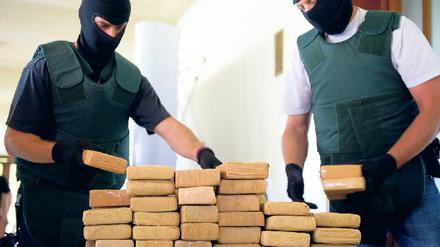 Eins, zwei, drei, vier – zehn Millionen Euro sind diese Päckchen wert. Foto: dapd