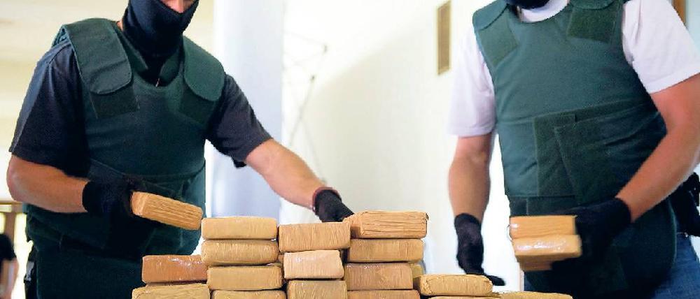 Eins, zwei, drei, vier – zehn Millionen Euro sind diese Päckchen wert. Foto: dapd