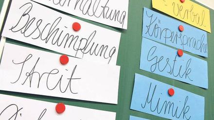 Lösungen anzetteln. Beim Ethik-Unterricht, hier ein Bild aus der Carl-Zeiss-Oberschule in Lichtenrade, stehen Themen wie Integration und Konfliktlösung auf dem Lehrplan.