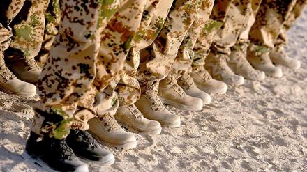 Ein deutscher Soldat ist im Feldlager "Camp Marmal" im nordafghanischen Masar-i-Scharif bei Schießunfall schwer verletzt worden.
