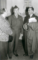 Als erster Vertreter der deutschen Nachkriegspresse reist Reger (rechts) 1947 in die USA. Das Foto zeigt ihn im Jahr darauf nach einer weiteren Amerikareise.