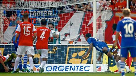 Joel Matips (r.) Treffer zum 3:2 brachte die Schalker trotz eines 0:2-Rückstandes spät auf die Siegerstraße.