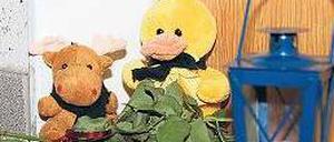 Trauer. Stofftiere an Leonies Haustür als Zeichen der Anteilnahme. 