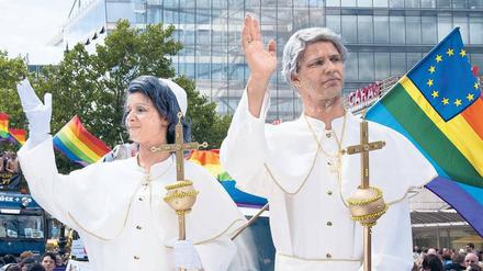 Verkleidet. Bereits bei der Parade zum Christopher Street Day im Juni machten Teilnehmer den Papstbesuch zum Thema. Foto: Imago/Reiner Zensen