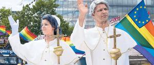 Verkleidet. Bereits bei der Parade zum Christopher Street Day im Juni machten Teilnehmer den Papstbesuch zum Thema. Foto: Imago/Reiner Zensen