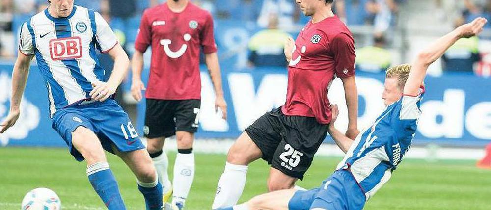 Agieren statt reagieren. Gegen Hannover konnte Hertha, hier mit Niemeyer (links) und Franz (rechts), dieses Vorhaben erst in der zweiten Halbzeit umsetzen. Foto: dapd