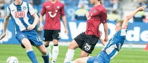 Agieren statt reagieren. Gegen Hannover konnte Hertha, hier mit Niemeyer (links) und Franz (rechts), dieses Vorhaben erst in der zweiten Halbzeit umsetzen. Foto: dapd