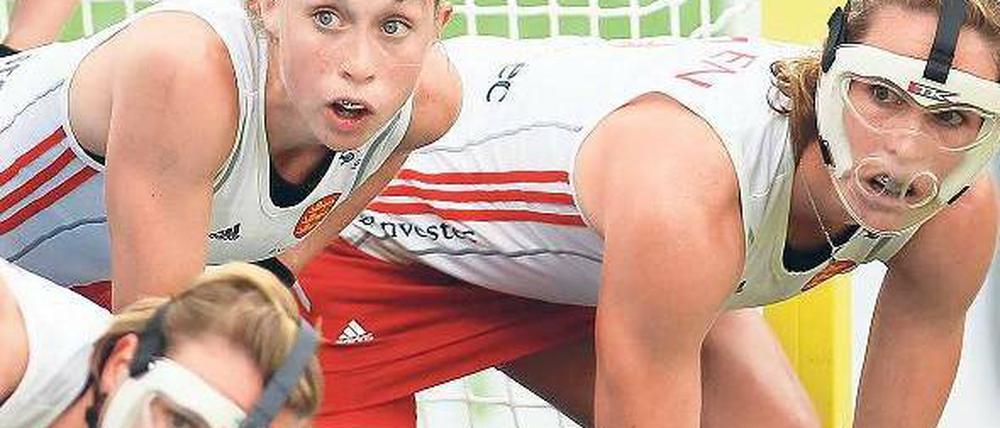 Die Deutschen kommen. Die englischen Spielerinnen legten den Respekt vor ihren Gegnerinnen schnell ab. Foto: Reuters
