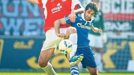 Platz geschaffen, Platz gefunden. Raul (r.) gab ein Bekenntnis zu Schalke ab – erst außerhalb des Platzes, dann im Zweikampf mit dem Mainzer Noveski. Foto: Reuters