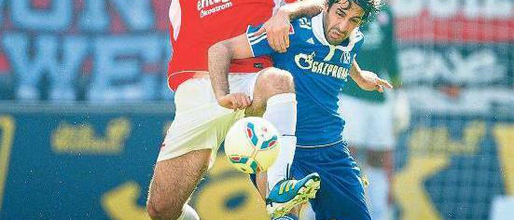 Platz geschaffen, Platz gefunden. Raul (r.) gab ein Bekenntnis zu Schalke ab – erst außerhalb des Platzes, dann im Zweikampf mit dem Mainzer Noveski. Foto: Reuters