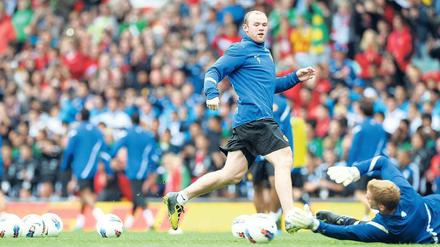 Für die einen ist es eine Trainingseinheit. Für die anderen der längste Werbespot der Welt. Auf Wayne Rooneys Trainingsjäckchen prangt künftig ein Sponsorenlogo.