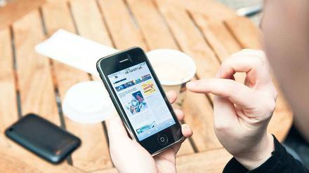 Unterwegs werden Nutzer von Smartphones und Tablet-PCs per Push-Nachricht über aktuelle Nachrichten informiert. Um den Service nutzen zu können, müssen sie die entsprechenden Einstellungen in ihrem Geräten für die jeweilige App aktivieren. Foto: dpa