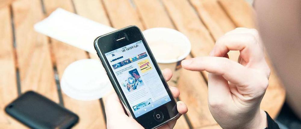 Unterwegs werden Nutzer von Smartphones und Tablet-PCs per Push-Nachricht über aktuelle Nachrichten informiert. Um den Service nutzen zu können, müssen sie die entsprechenden Einstellungen in ihrem Geräten für die jeweilige App aktivieren. Foto: dpa