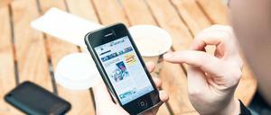 Unterwegs werden Nutzer von Smartphones und Tablet-PCs per Push-Nachricht über aktuelle Nachrichten informiert. Um den Service nutzen zu können, müssen sie die entsprechenden Einstellungen in ihrem Geräten für die jeweilige App aktivieren. Foto: dpa