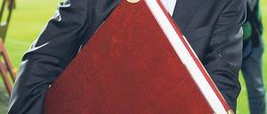 Kaiserliches Format. Franz Beckenbauer bekam vor einer Woche das erste Exemplar der neuen Bayern-Chronik. Foto: Ulmer