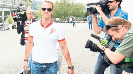 Zurück am Anfang. Drei Kameras entgeht nicht, dass Michael Schumacher die Stätte seines Karrierebeginns betritt. Foto: Reuters
