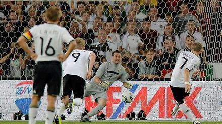 Deutschland präsentiert sich traditionell stark beim Schießen von Elfmetern. Hier traf Bastian Schweinsteiger zum 1:0 gegen Brasilien.