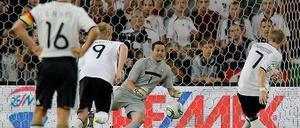 Deutschland präsentiert sich traditionell stark beim Schießen von Elfmetern. Hier traf Bastian Schweinsteiger zum 1:0 gegen Brasilien.