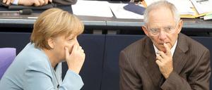 Was tun? Angela Merkel und Wolfgang Schäuble stehen wegen ihrer Euro-Politik selbst in den eigenen Reihen in der Kritik.