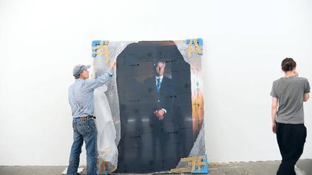 Arbeit am Mythos. „Allegory of Government“ nannte das Künstlerduo Clegg &amp; Guttmann (hier Michael Clegg beim Aufbau) seinen Beitrag zur „Based in Berlin“-Ausstellung in den Kunst-Werken. Klaus Wowereit hatte sich für die Schau stark gemacht. 