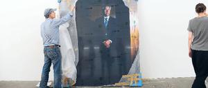 Arbeit am Mythos. „Allegory of Government“ nannte das Künstlerduo Clegg &amp; Guttmann (hier Michael Clegg beim Aufbau) seinen Beitrag zur „Based in Berlin“-Ausstellung in den Kunst-Werken. Klaus Wowereit hatte sich für die Schau stark gemacht. 