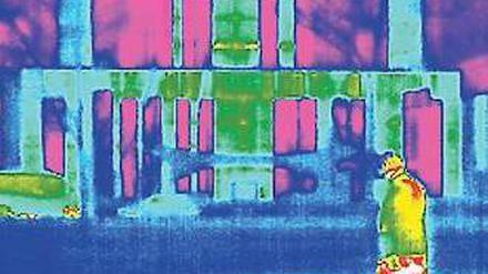 Klimaziele. Nach dem Willen der Bundesregierung – hier ein Wärmebild des Kanzleramts in Berlin – soll der Wärmebedarf bundesweit bis 2020 um 20 Prozent sinken. Foto: dpa