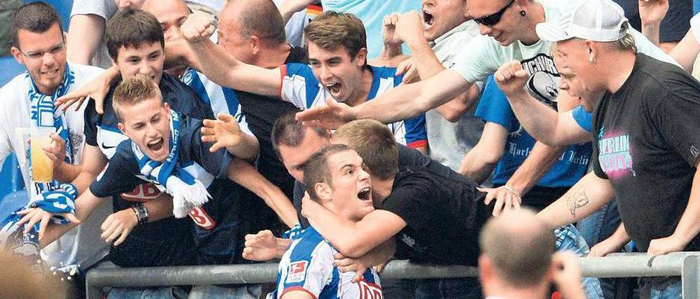 Anreger. Pierre-Michel Lasogga bejubelt sein Tor zum 1:1 mit den Hertha-Fans. Foto: dpa