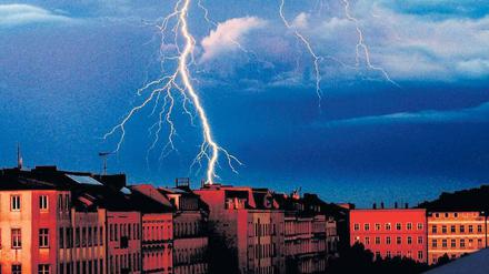Eingeschlagen. Bei dem derzeit herrschenden Wetter gibt es viele Gewitter. Wo genau sich diese Energiebündel bilden und welche Orte verschont bleiben, können Meteorologen aber nicht vorhersagen. Foto: dpa