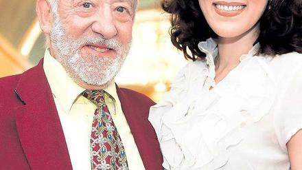 Schlosspaar. Dieter Hallervorden zeigt in Steglitz ein Stück über die Sängerin Alexandra (1942-1969). Die Titelrolle übernimmt Jasmin Wagner. Foto: dapd/Clemens Bilan