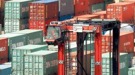 Kistenschlacht. Die Staatsschuldenkrisen in Europa und Amerika dürften der deutschen Exportwirtschaft zusetzen. Die Binnenkonjunktur ist laut Bundesbank aber intakt. Foto: dpa