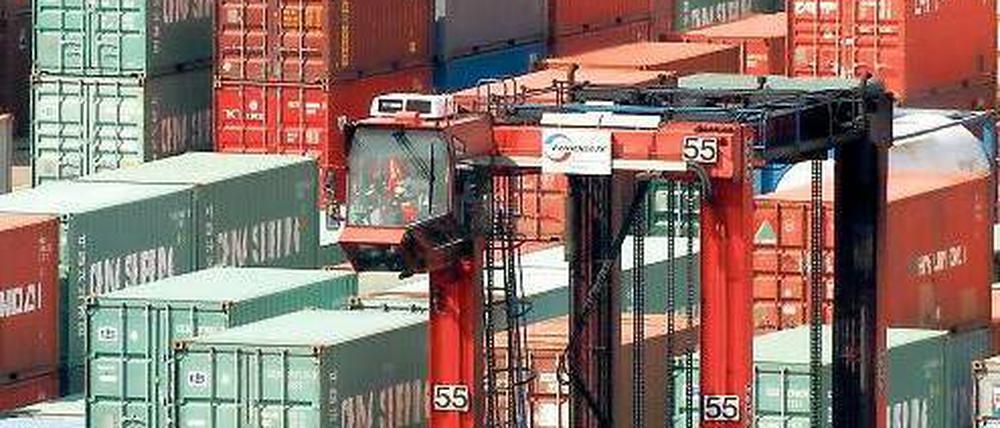 Kistenschlacht. Die Staatsschuldenkrisen in Europa und Amerika dürften der deutschen Exportwirtschaft zusetzen. Die Binnenkonjunktur ist laut Bundesbank aber intakt. Foto: dpa