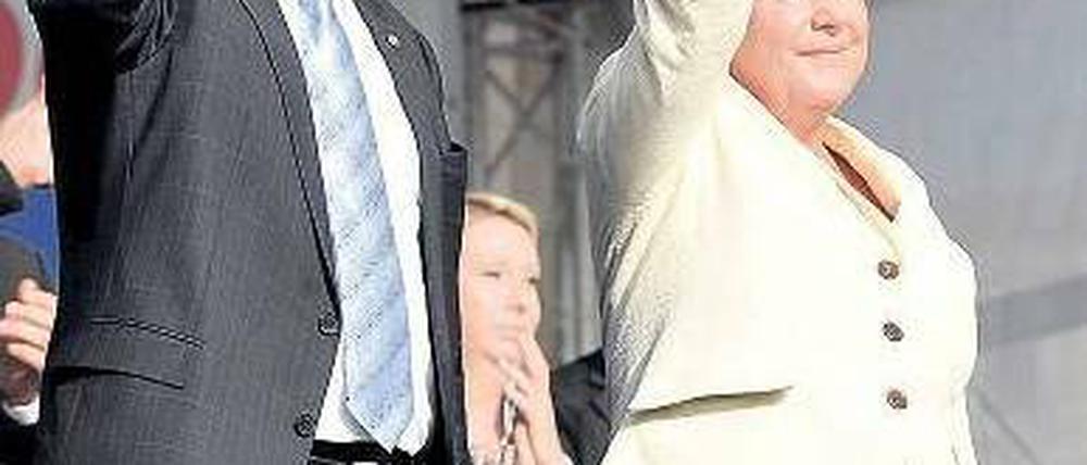 Wahlhelferin. CDU-Spitzenkandidat Lorenz Caffier und Angela Merkel. Foto: Reuters