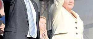 Wahlhelferin. CDU-Spitzenkandidat Lorenz Caffier und Angela Merkel. Foto: Reuters