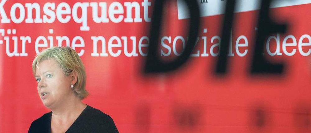 Drei Fragen frei. Die Linken-Vorsitzende Gesine Lötzsch am Montag in Berlin. Ihre politische Zukunft bleibt offen, im Juni 2012 will die Partei eine neue Führung wählen.