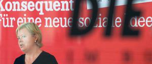 Drei Fragen frei. Die Linken-Vorsitzende Gesine Lötzsch am Montag in Berlin. Ihre politische Zukunft bleibt offen, im Juni 2012 will die Partei eine neue Führung wählen.